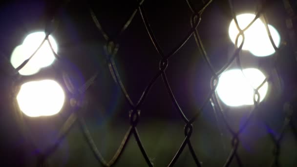 Börtön kerítés éjszaka — Stock videók