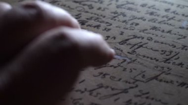 Eski harf üzerinde parmak tıklama