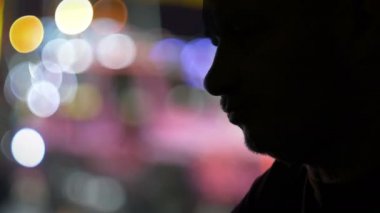 Ciddi Erkek Tutma Tabancası Silueti ve İntihar İçin Hazırlık