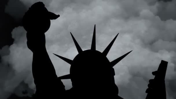 Το Άγαλμα της Ελευθερίας της Νέας Υόρκης Ενάντια στα Σύννεφα του Χρόνου — Αρχείο Βίντεο