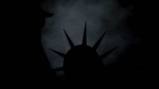 La statue de la liberté de New York contre les nuages du temps — Video