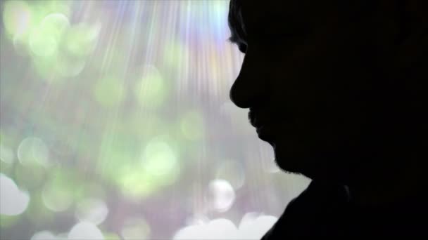 シリアス男性ホールディングピストルのシルエットと自殺する準備 — ストック動画