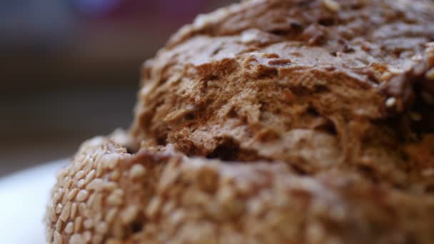 Κοντινό πλάνο του γερμανικού ψωμιού kulmbacher — Αρχείο Βίντεο