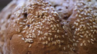 Biyolojik bileşenlerle evde pişirilmiş tam buğday ekmeği.