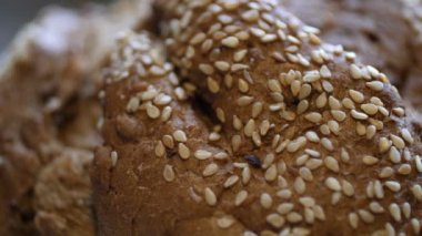 Biyolojik bileşenlerle evde pişirilmiş tam buğday ekmeği.