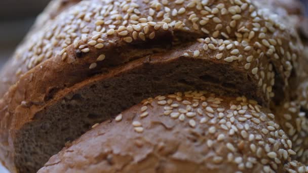 Pan de trigo integral horneado en casa con ingredientes biológicos — Vídeo de stock