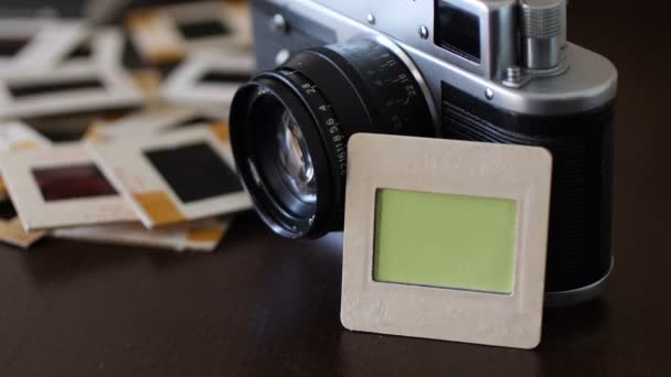 Fotocamera a pellicola vintage e pellicola diapositiva con schermo verde — Video Stock