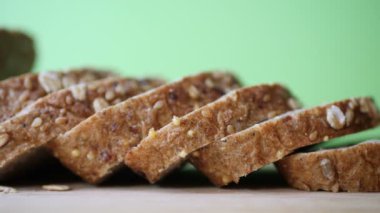 Tahta masada yeşil ekrana karşı tam tahıllı ekmek.