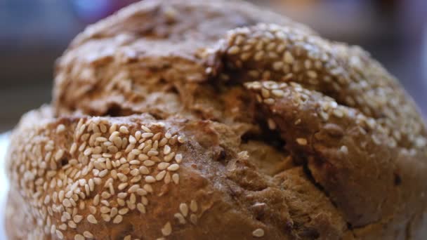 Pão de trigo inteiro assado em casa com ingredientes biológicos — Vídeo de Stock