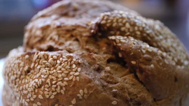 Zu Hause gebackenes Vollkornbrot mit Bio-Zutaten — Stockvideo