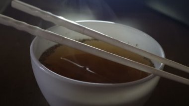 Hazır erişteler, sarı ramen ve Çin yemek çubukları.