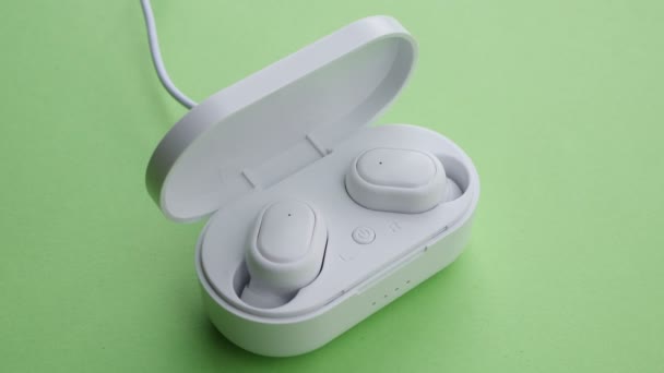 Zamknij bezprzewodowe słuchawki ładowania na zielonym ekranie — Wideo stockowe