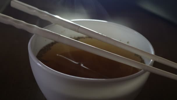 Primo piano di tagliatelle istantanee ramen giallo e bacchette cinesi — Video Stock