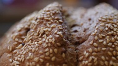 Biyolojik bileşenlerle evde pişirilmiş tam buğday ekmeği.