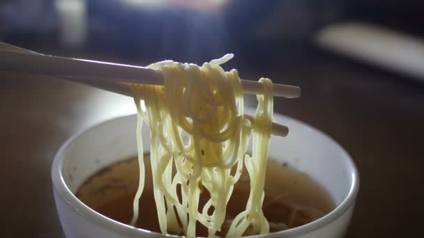 라면으로 만든 즉석 라면 라면을 중국 젓가락에 감싼 모습 — 비디오