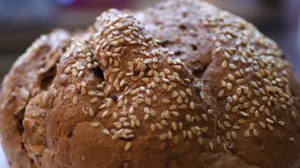 Pan de trigo integral horneado en casa con ingredientes biológicos — Vídeos de Stock