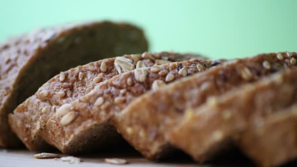 Vollkornbrot auf Holztisch gegen grünen Bildschirm — Stockvideo