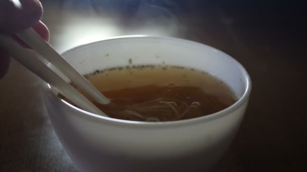 Close-up van instant noedels gele ramen op Chinese eetstokjes — Stockvideo