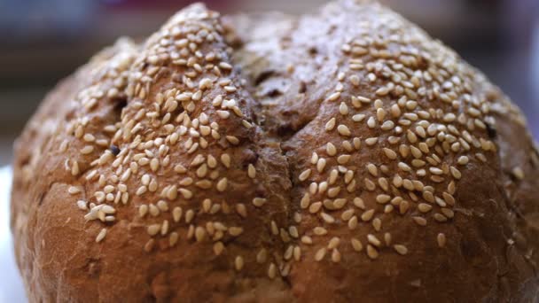 Pan de trigo integral horneado en casa con ingredientes biológicos — Vídeo de stock