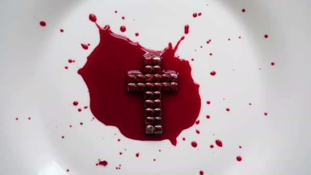 Gros plan de la croix de Jésus avec du sang — Video