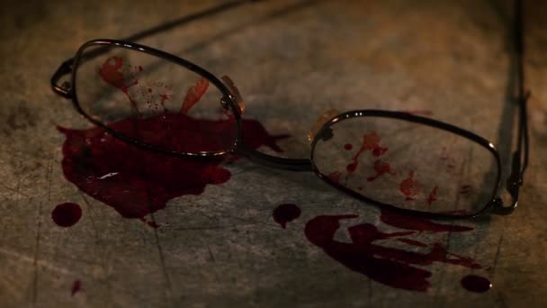 Грубое концептуальное место преступления с кровью и очками — стоковое видео