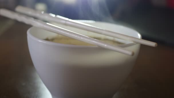 Close up de macarrão instantâneo ramen amarelo e pauzinhos chineses — Vídeo de Stock