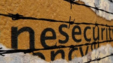 Dikenli tellere karşı güvenlik metni