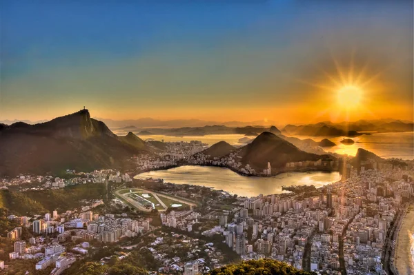Rio de Janeiro Sonnenaufgang von dois irmaos (zwei Brüder)) — Stockfoto