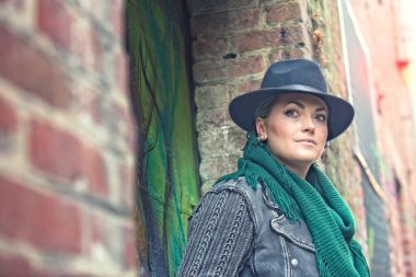 Kapıda duran kadın