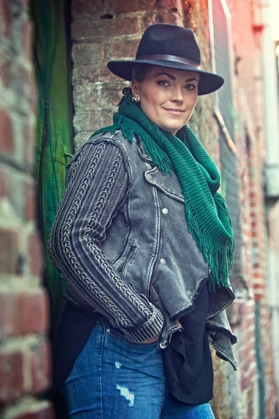 Vrouw stond in de deuropening — Stockfoto