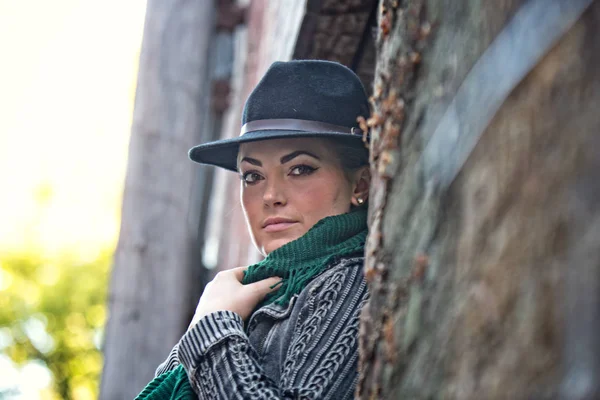 Outdoor headshot of fashionable, 30-something woman — Stock Photo, Image