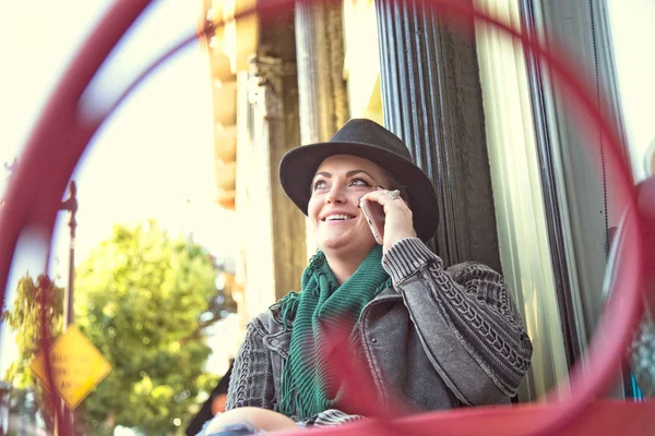 Woman Uses Mobile Device — Stock Photo, Image