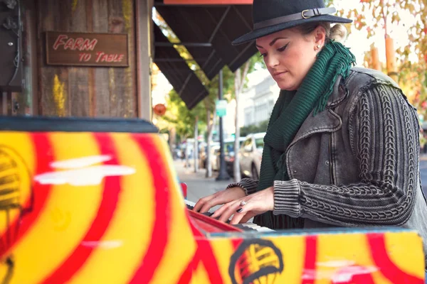 Женщина играет на фортепиано снаружи — стоковое фото