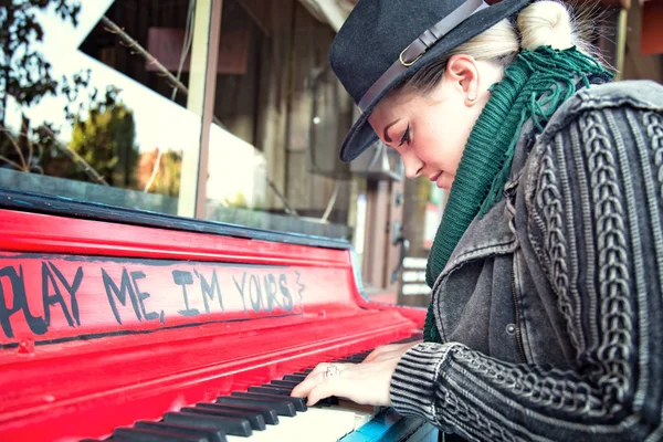 Kadın 1 dışında piyano çalıyor