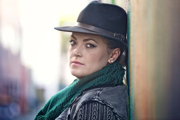 Outdoors headshot of a fashionable, 30-something woman Royalty Free Stock Photos