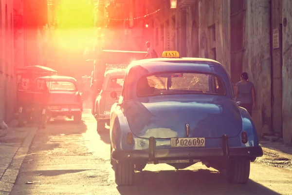 Een vintage taxi in Havana, Cuba verkeer — Stockfoto