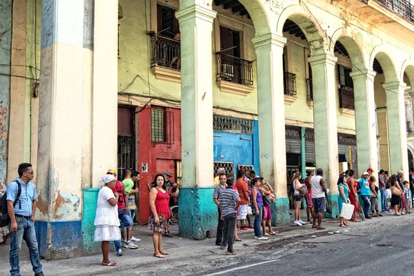 Parada de autobús en La Habana —  Fotos de Stock