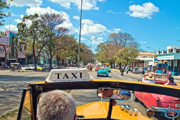 キューバ Trafiic の運転タクシー ストック画像