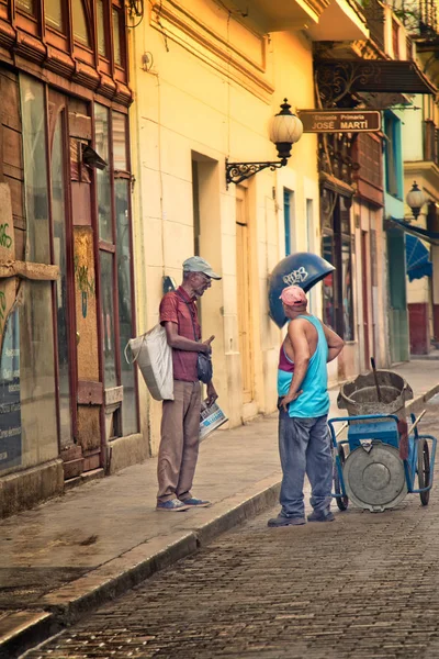 Кубинские мужчины разговаривают на улице — стоковое фото