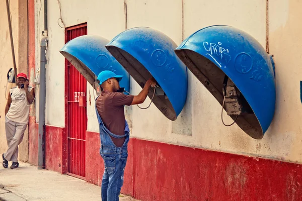 Homens cubanos usando telefones com fio — Fotografia de Stock