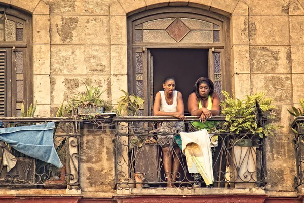 バルコニーでアフロ ・ キューバン女性 ストックフォト
