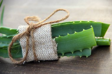 Aloe vera ahşap arka plan üzerinde