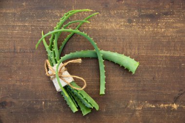 Aloe vera ahşap arka plan üzerinde