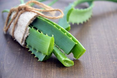 Aloe vera ahşap arka plan üzerinde