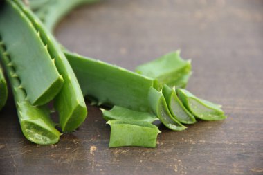 Aloe vera ahşap arka plan üzerinde