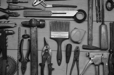 Ahşap arka planda farklı inşaat araçları