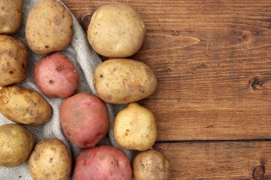 Ahşap arka plan üzerinde patates.