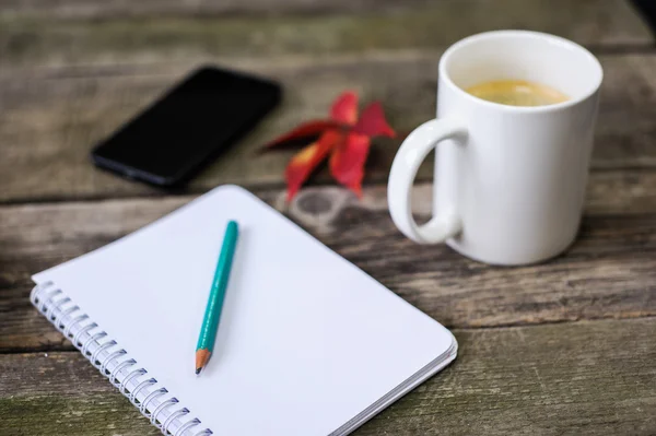 智能手机，笔记本为写作，一本书和一杯咖啡. — 图库照片