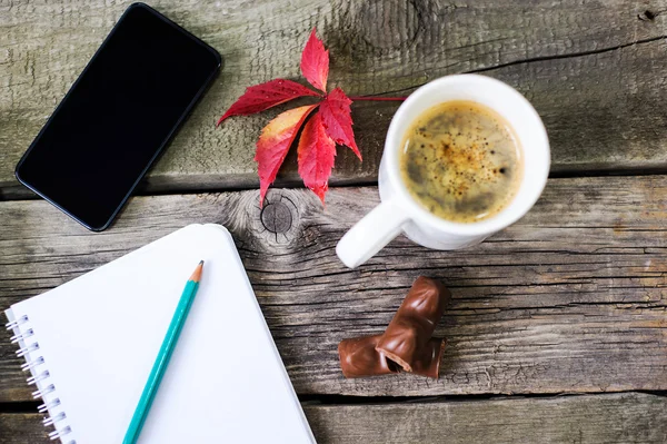 Smartphone, yazmak, bir kitap ve bir fincan kahve için bir not defteri. 