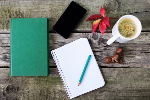 Smartphone, yazmak, bir kitap ve bir fincan kahve için bir not defteri. 